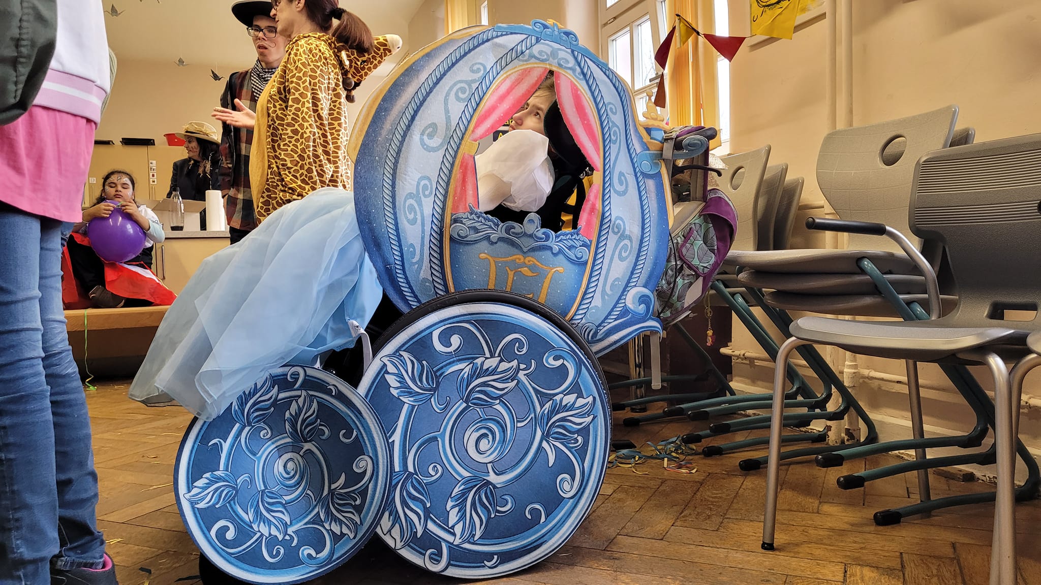 Rollstuhl%20als%20Kutsche%20geschm%C3%BCckt Rollstuhl%20als%20Kutsche%20geschm%C3%BCckt